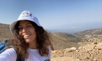 ابنة جلجولية الطالبة الين علي زعرير تصل قمة جبل الشيخ سيرا على الاقدام من جبل الجرمق 